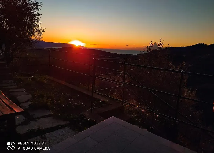 Tigullio Hills 公寓 *